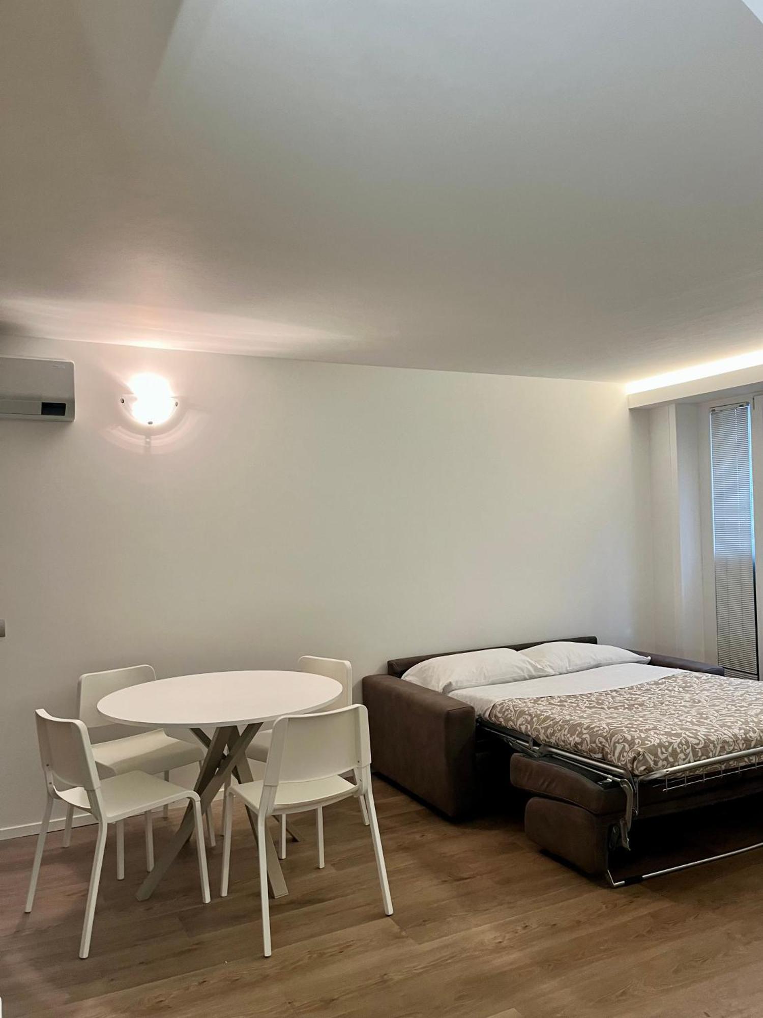 Central Side Apartment Милан Экстерьер фото