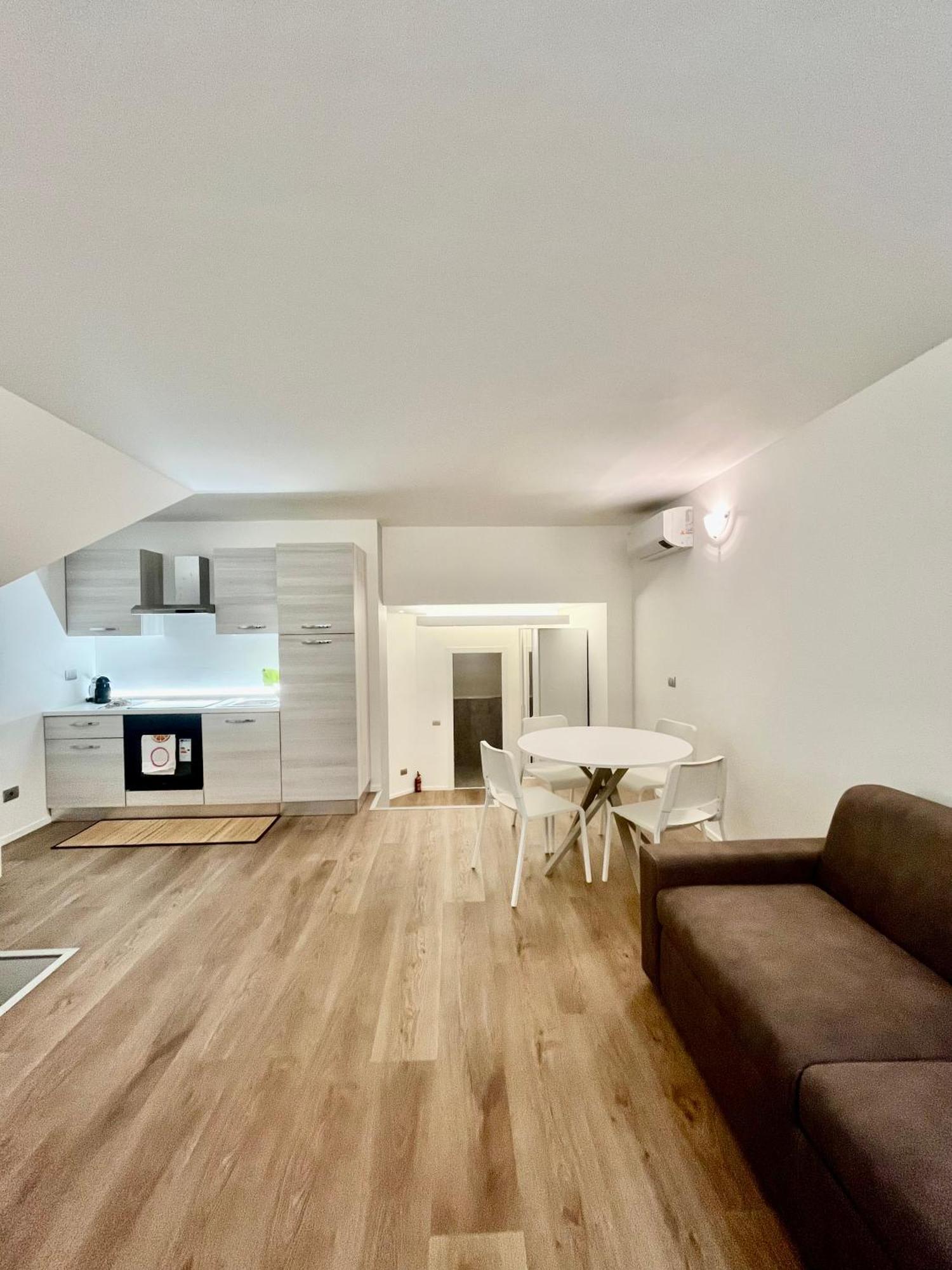Central Side Apartment Милан Экстерьер фото